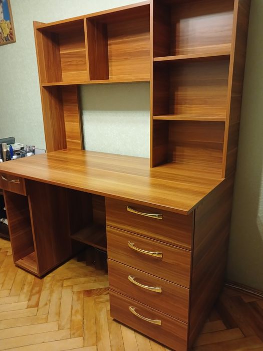 Продаю стол для занятий очень  хорошего качества