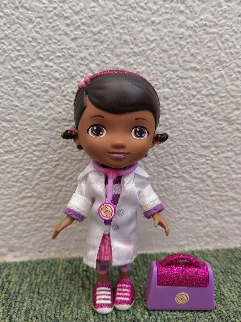Boneca Doutora Brinquedos da Disney 13 cm