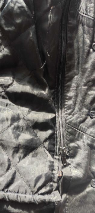 Damski płaszcz skórzany z podpinką i futrzanym kołnierzem