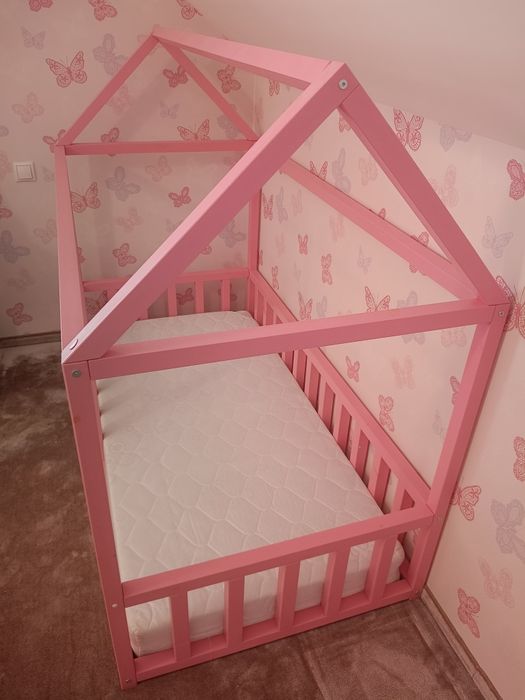 Łóżko w kształcie domku