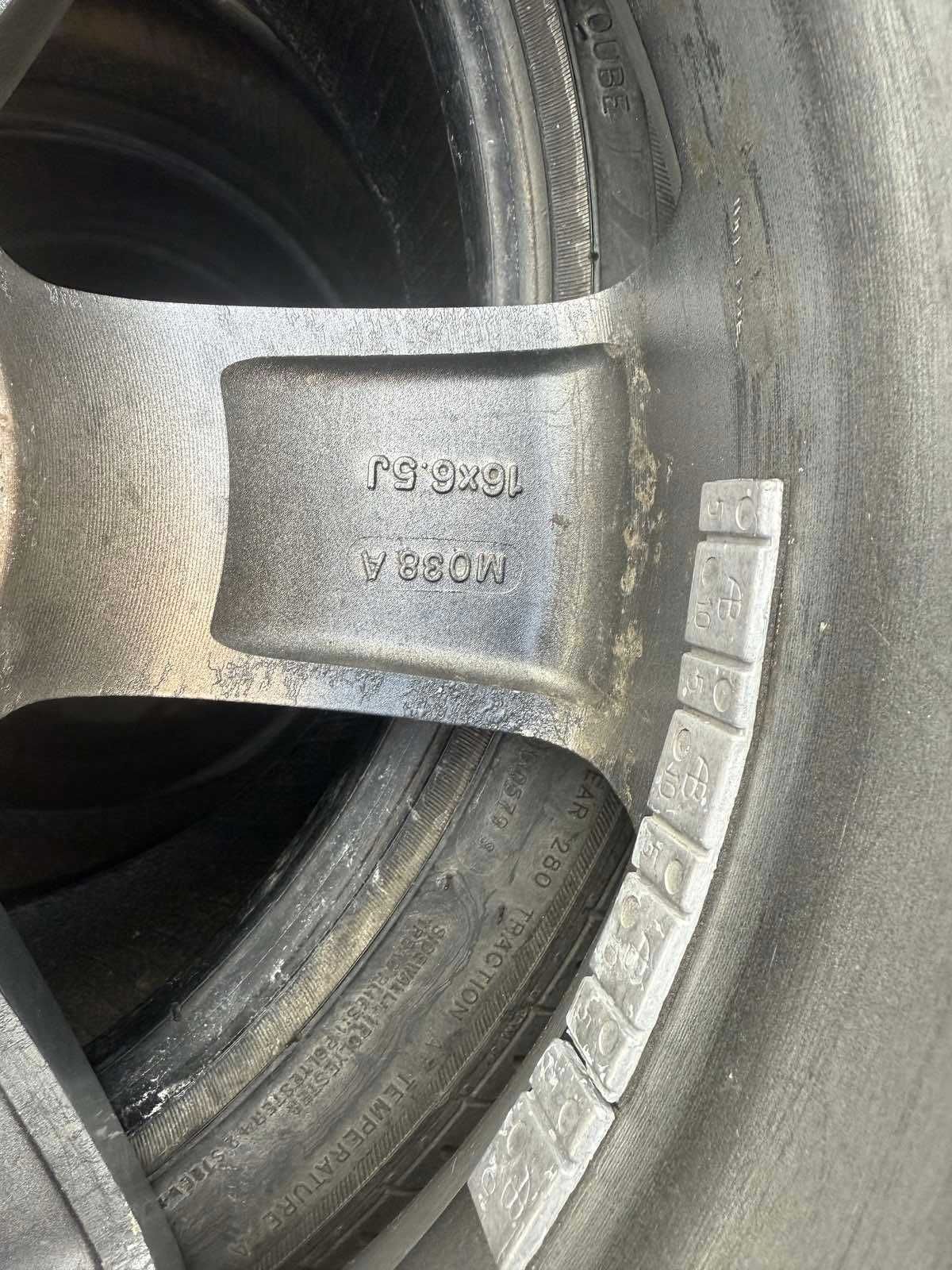 Оригінальні диски R16 5*114.3 6J ET40 DIA67.1 з шинами 215/70/16 KUMHO