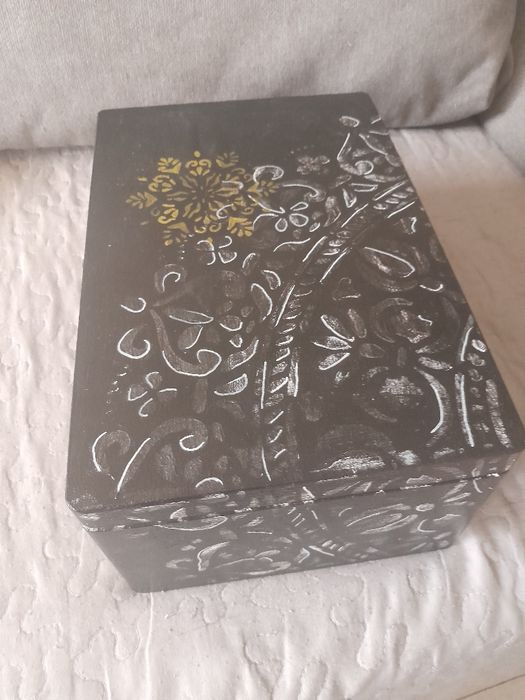 Drewniana dużą skrzynka  ręcznie malowana mandala