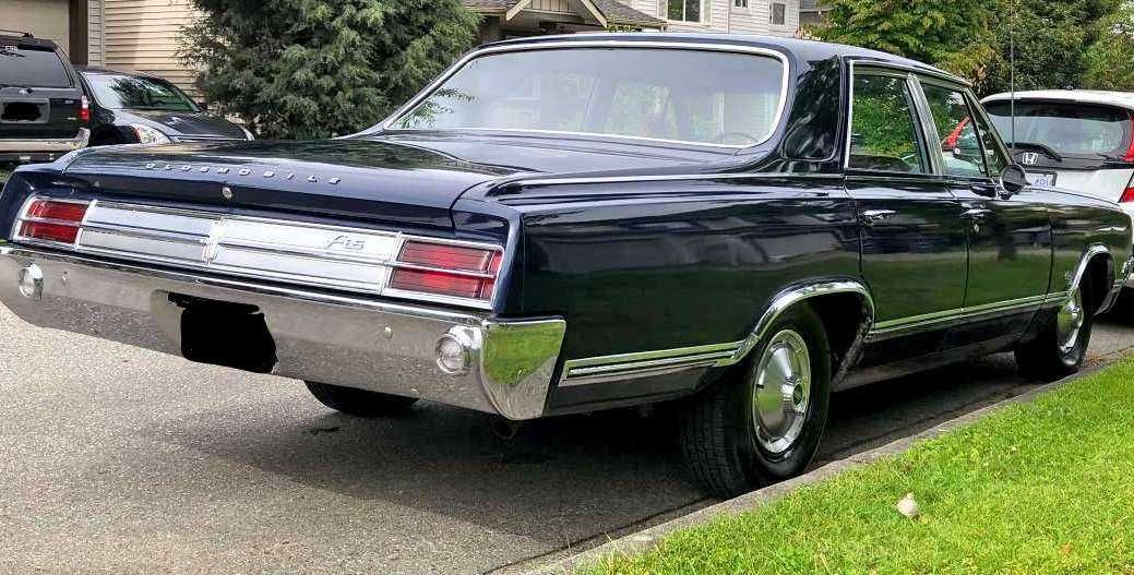 OLDSMOBILE F85 DE LUXE FOUR-DOOR SEDAN 5.5 V8