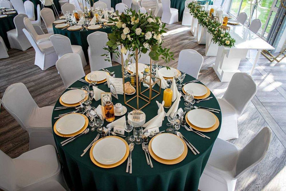 Obrus biały – obrusy gotowe i szyte, różne  kolory, na święta, na salę