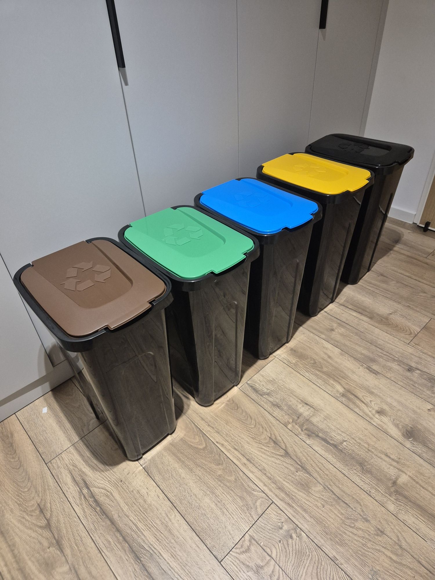 Kosze do segregacji śmieci 5x30L – nowe, nieużywane