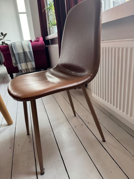 Krzesła do stołu w salonie, jadalni