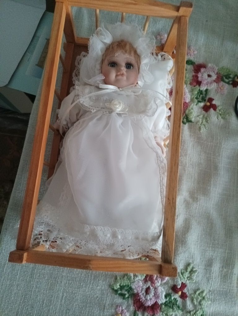 Лялька в кровати