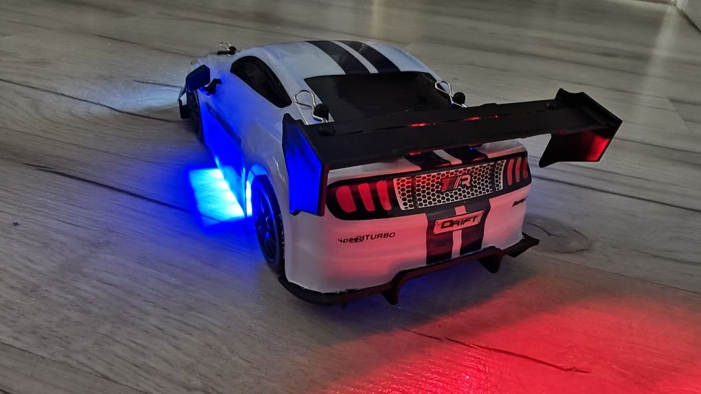 Samochód Ford Mustang GT 6 gen kolor biały pasy LED neony DRIFT RC 4wd