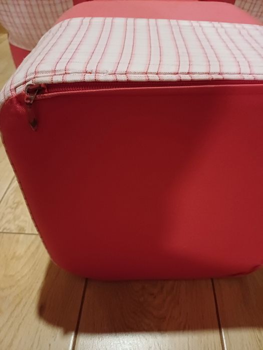 Fotelik z pufkiem  dla dziecka