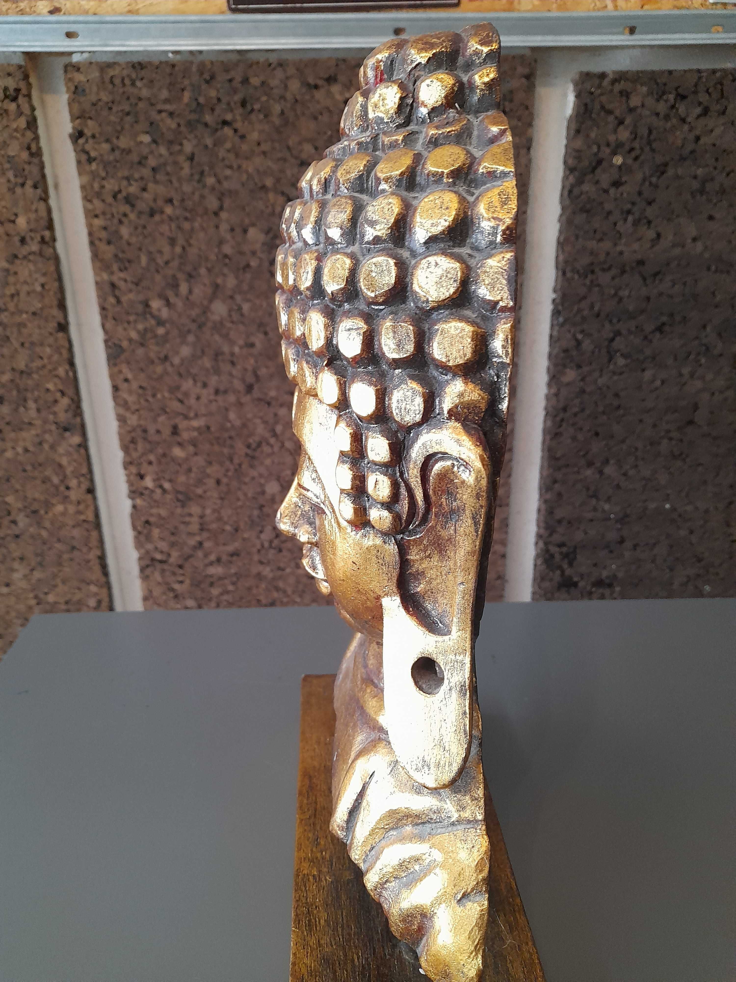 Busto de BUDA em madeira ,dourado e com relevo. Usado em bom estado.