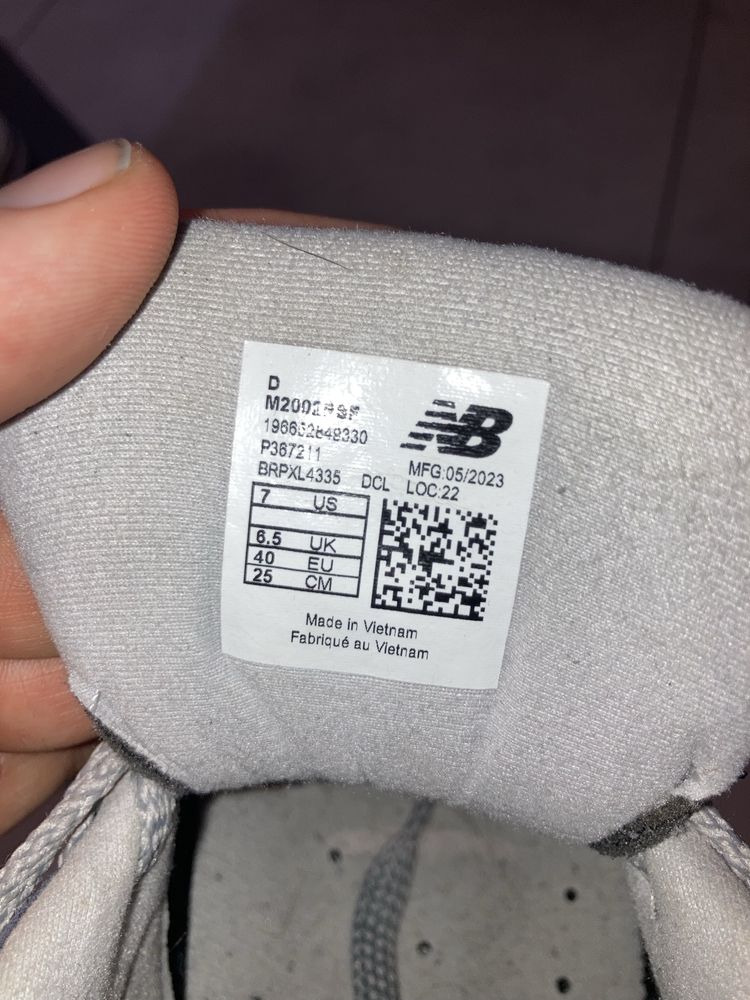 Sprzedam trampki New Balance 2002R