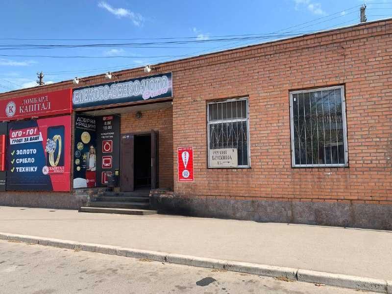 Окреме приміщення 61 м² з великим фасадом на червоній лінії