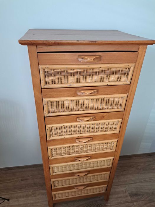 Meble z Indonezji. Komoda drewniano-rattanowa z siedmioma szufladami