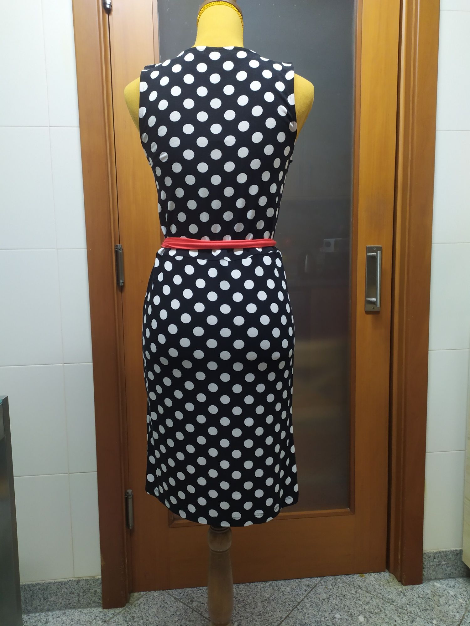 Vestido preto com bolinhas muito bonito e fluido