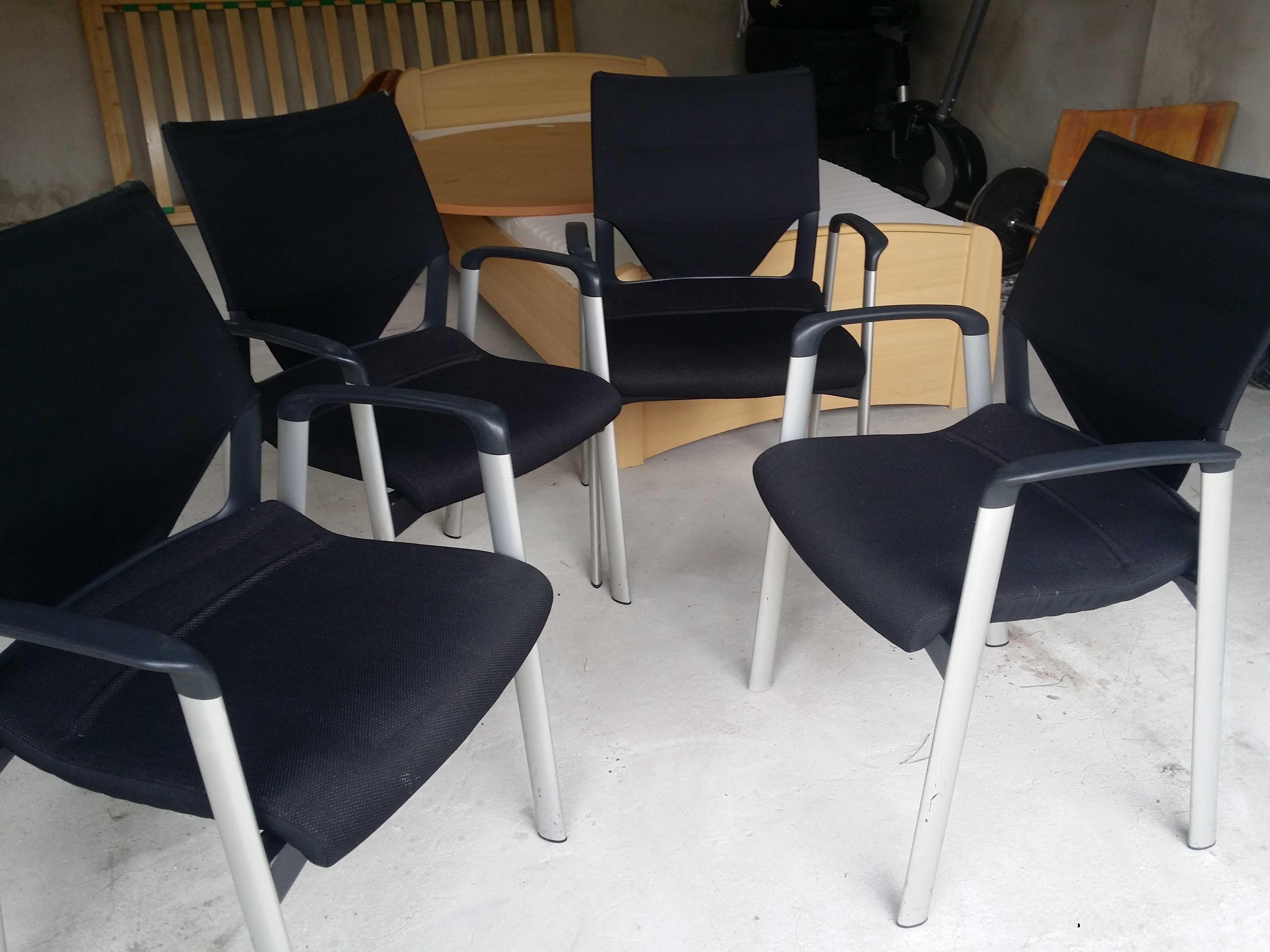 Bardzo duży, masywny stół konferencyjny z wygodnymi krzesłami