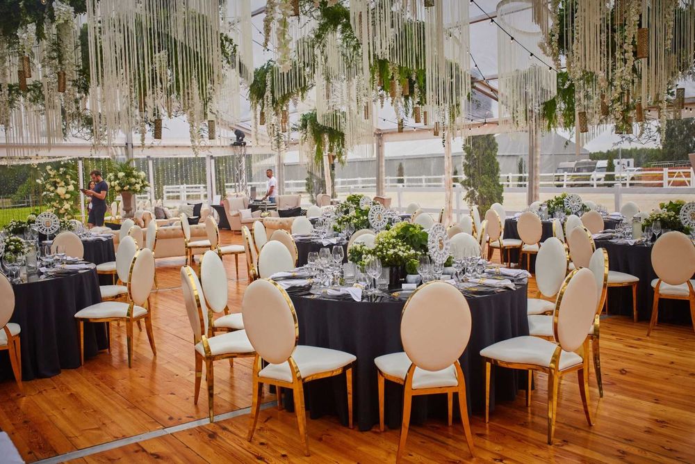 Wynajem krzesel Glamour Krakow krzesla biale ekoskora na wesele event