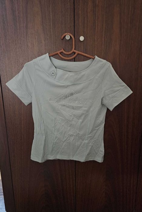 T-shirt com cristais e tachas