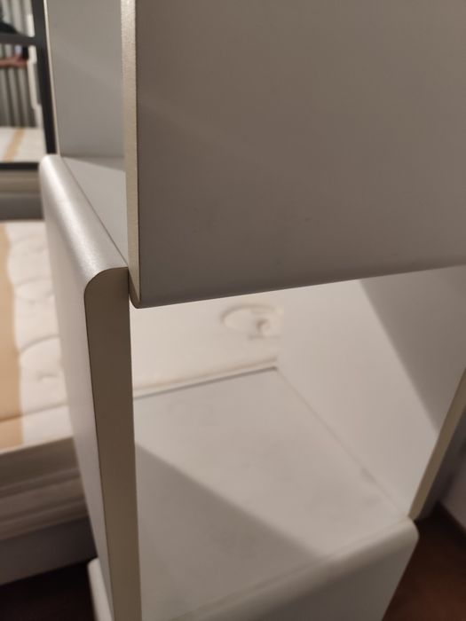 Estante branca com rodados