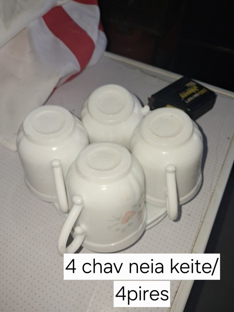 Quatro chavenas meia de leite com pires