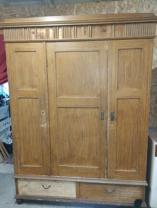 Przedwojenna szafa drewniana