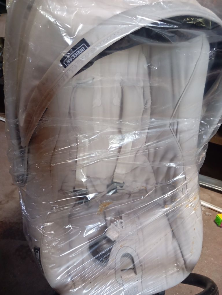 Ovo de bebe em cinza claro com isofix