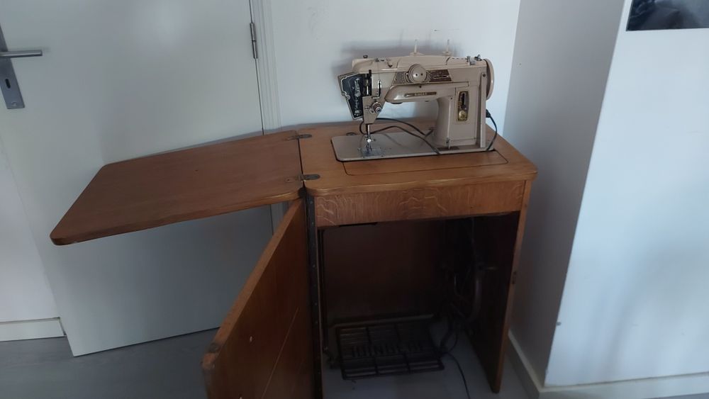 Máquina de costura com móvel