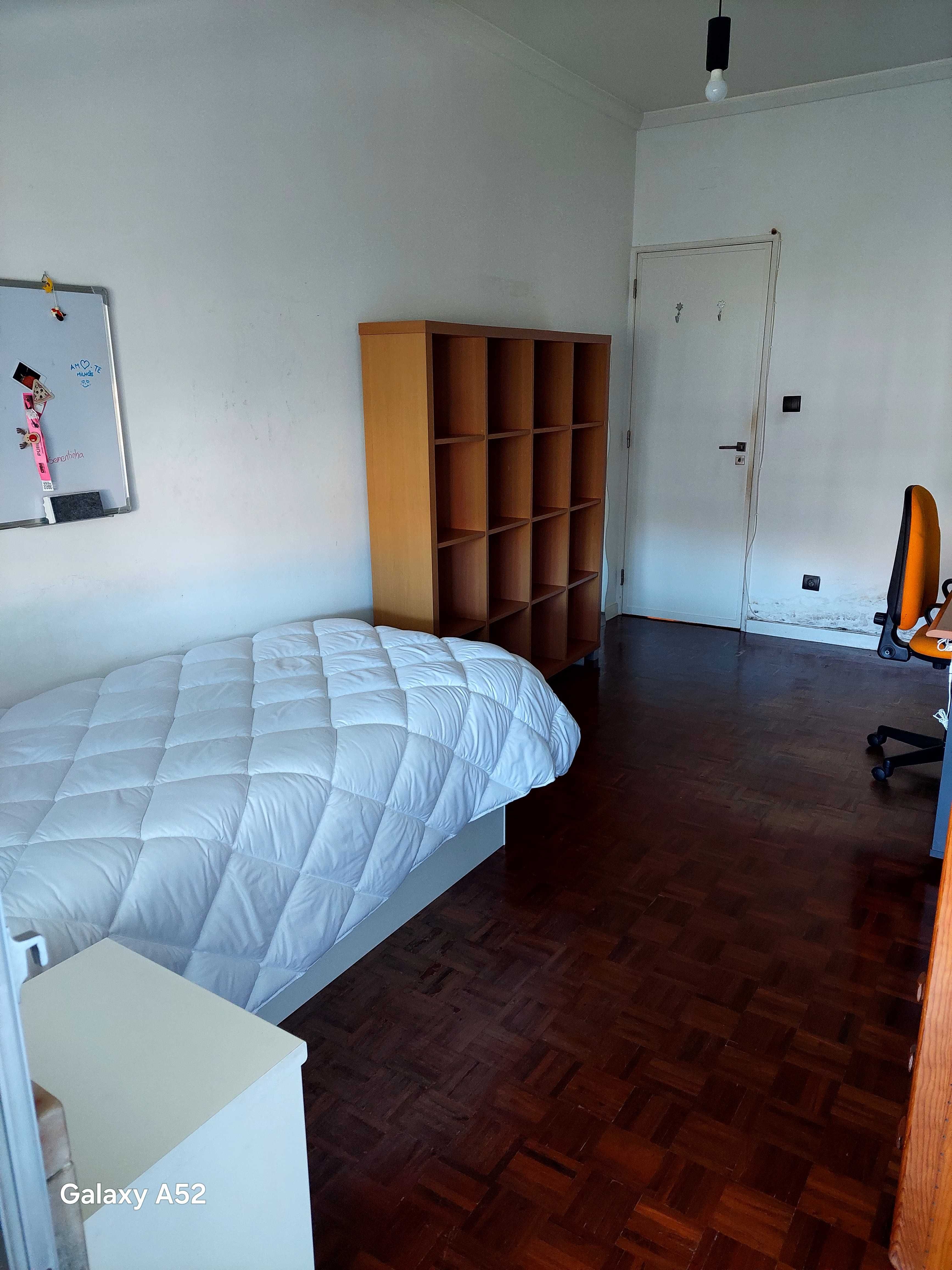 Aluga-se quarto a estudante (m / f)