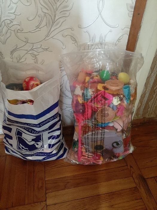 Продам машинку и игрушки разные