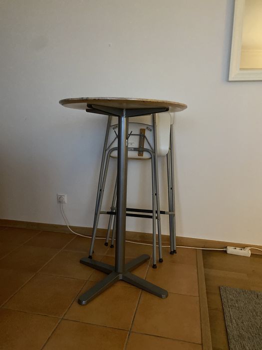 Mesa alta com 2 cadeiras