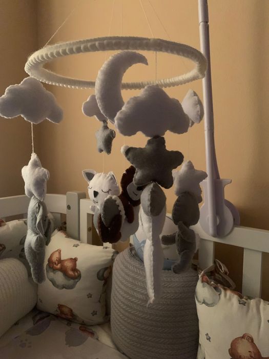 Мобіль з фетру з тримачем і музичним блоком для ліжечка