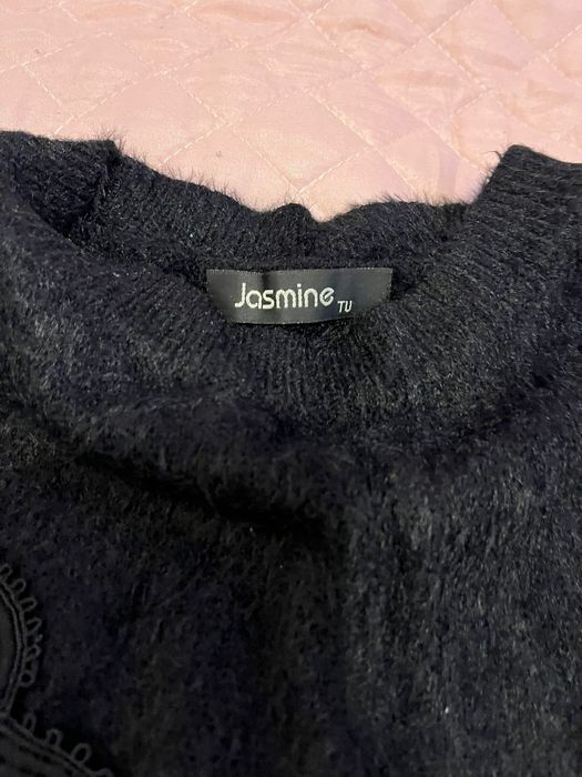 Czarny swetr z koronką