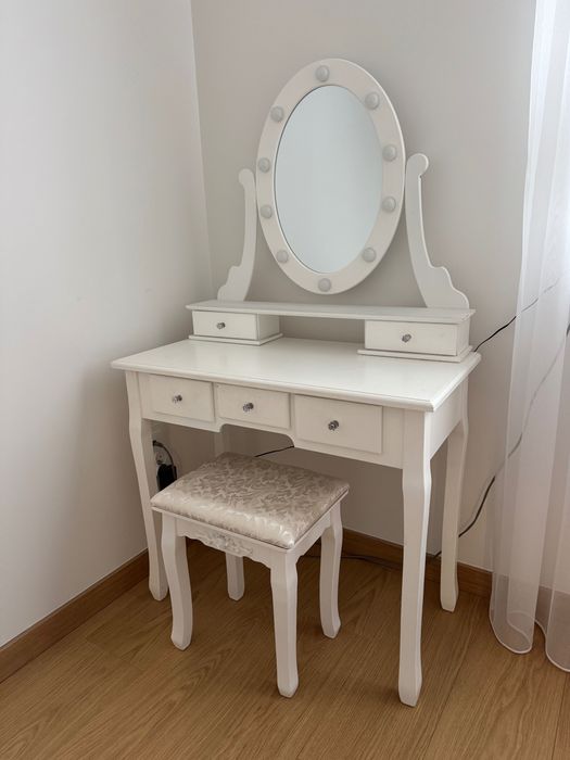 Toaletka z podświetlanym lustrem