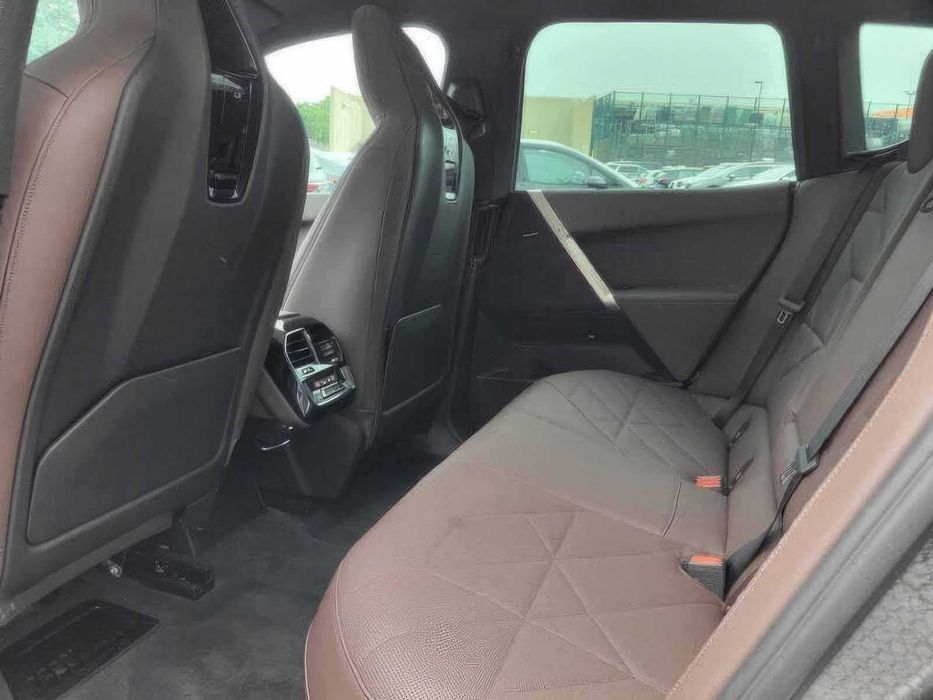 BMW iX xDrive50      2024