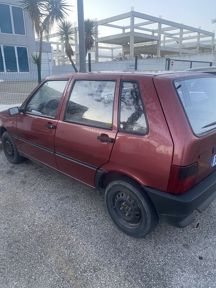 Fiat uno de 5 portas cor vermelha