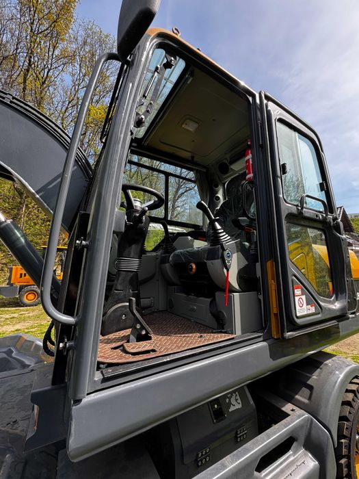 Koparka kołowa – JAK NOWA! Tylko 30h pracy!