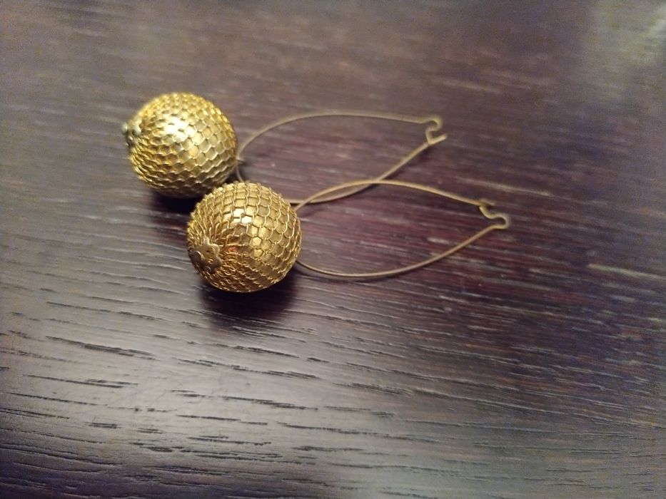 Brincos dourados elegantes e sofisticados