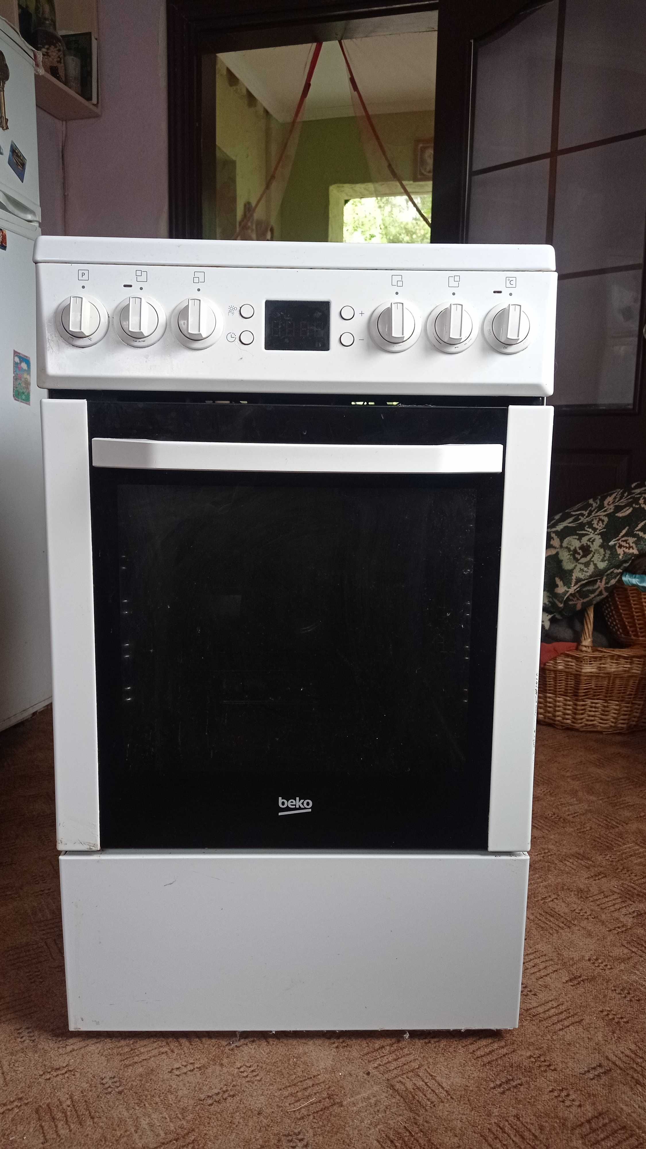 Електрична духова шафа BEKO CSE 57300 G