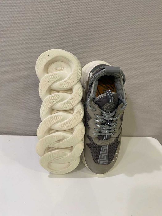 Кросівки Versace, Bottega Veneta, Nike все оригінальне