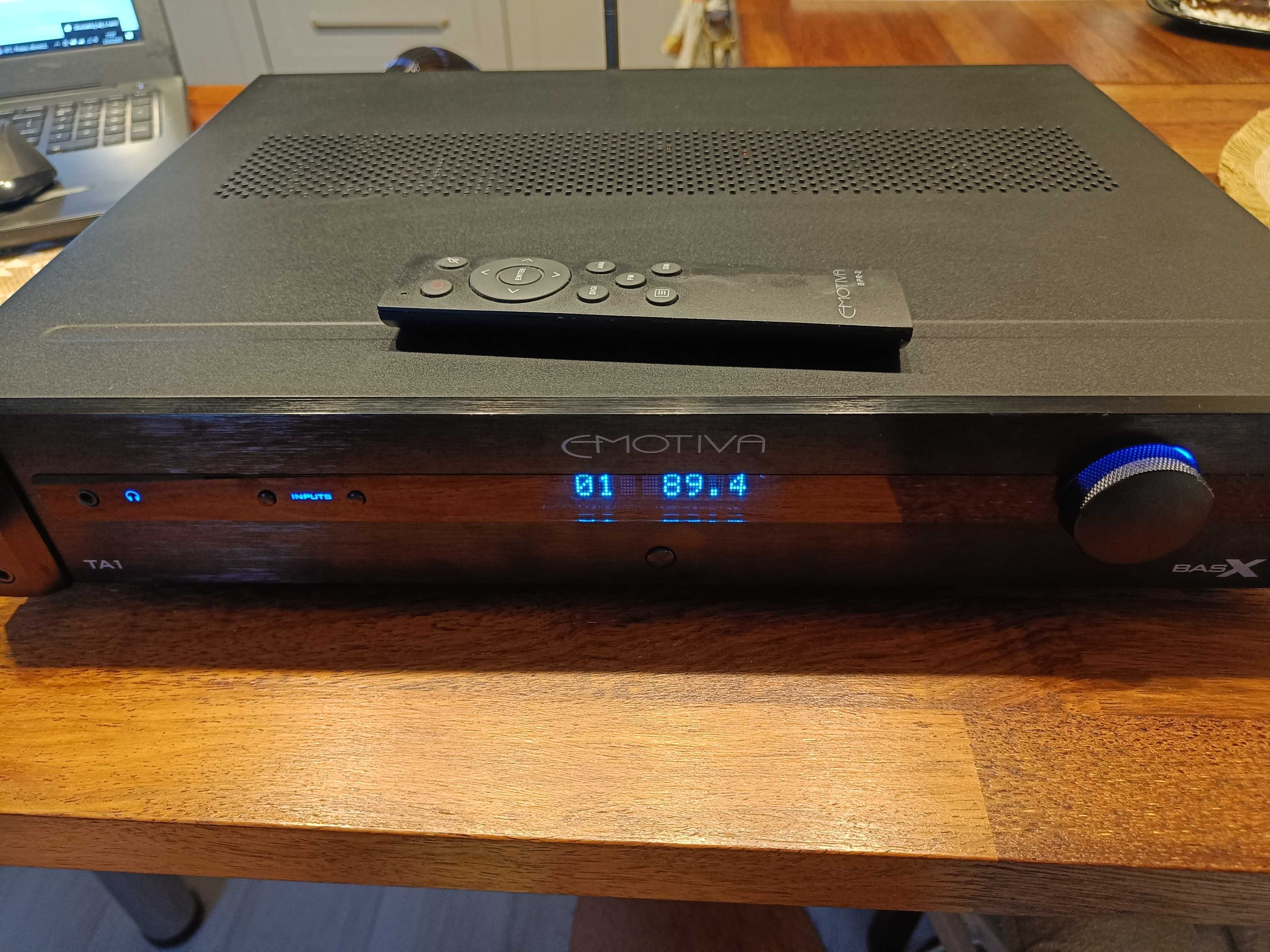Wzmacniasz stereo EMOTIVABassX TA1 z solidnym kablem.