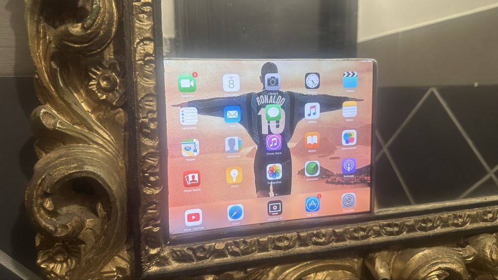 Espelho dourado em talha vintage com ipad Apple para ver filmes youtub