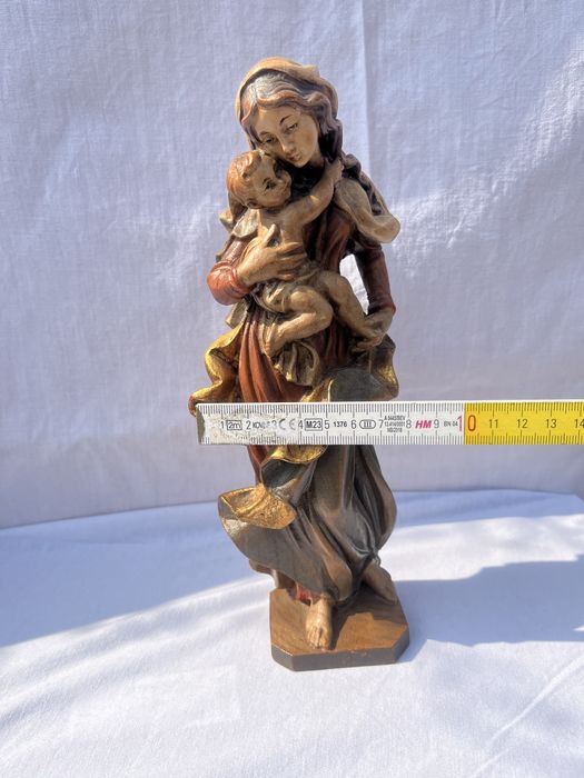Figura matki boskiej z Jezusem