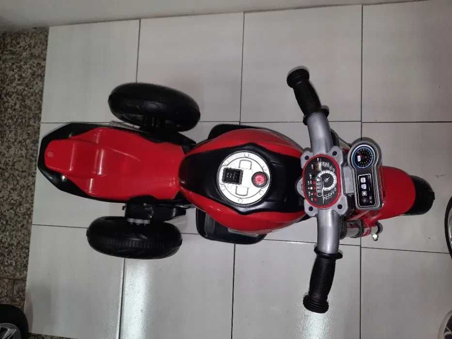 Motor na akumulator ( czerwony, niebieski ) 6V4,5 A