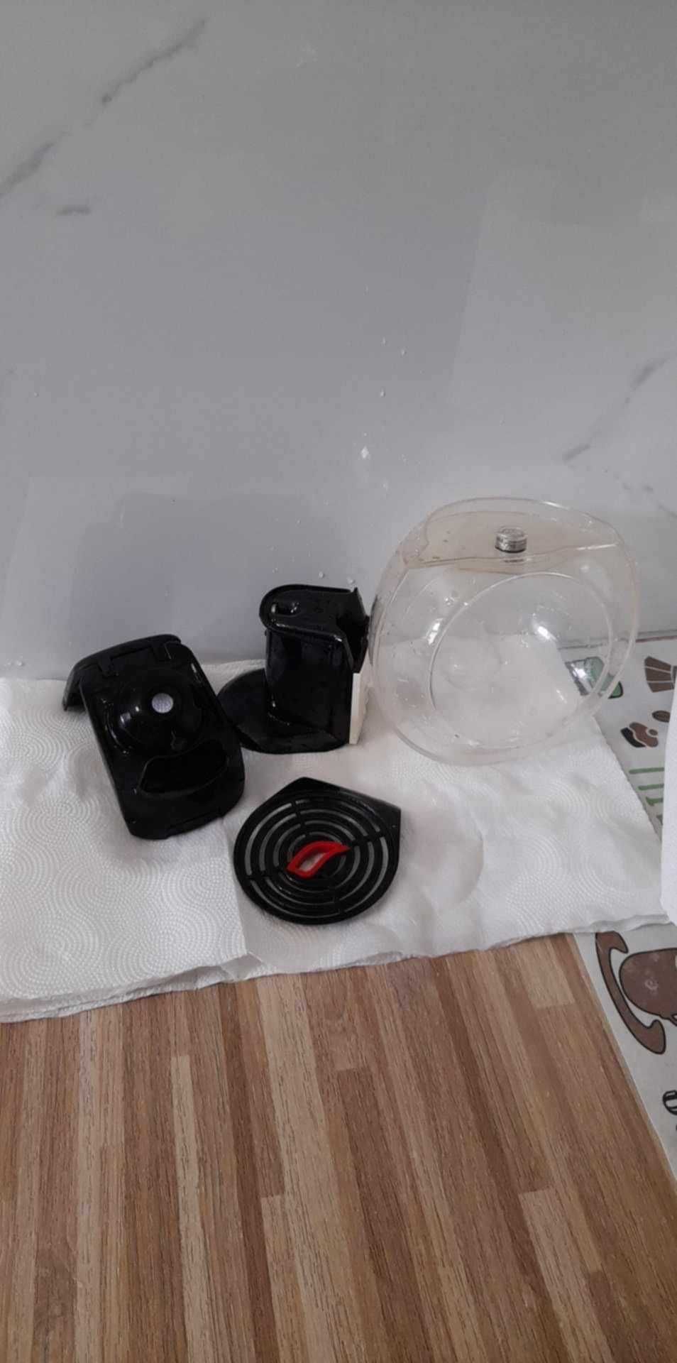 Ekspres kapsułkowy Dolce Gusto plus stojak do oryginalnych kapsułek.