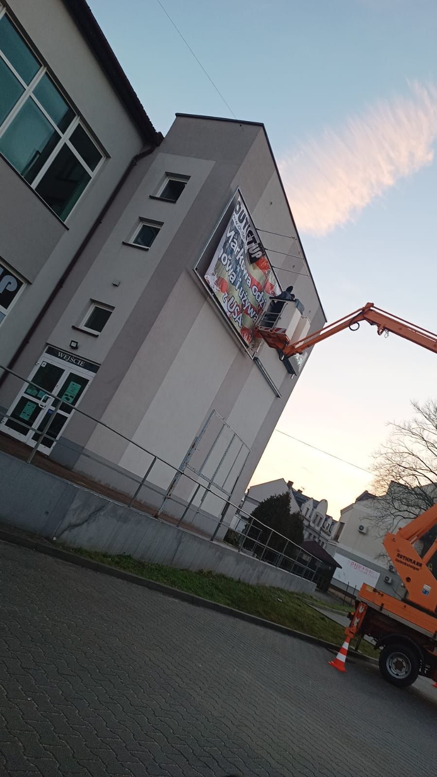 Usługi Podnośnik koszowy zwyżka 17m,wycinka drzew, odśnieżanie, mycie