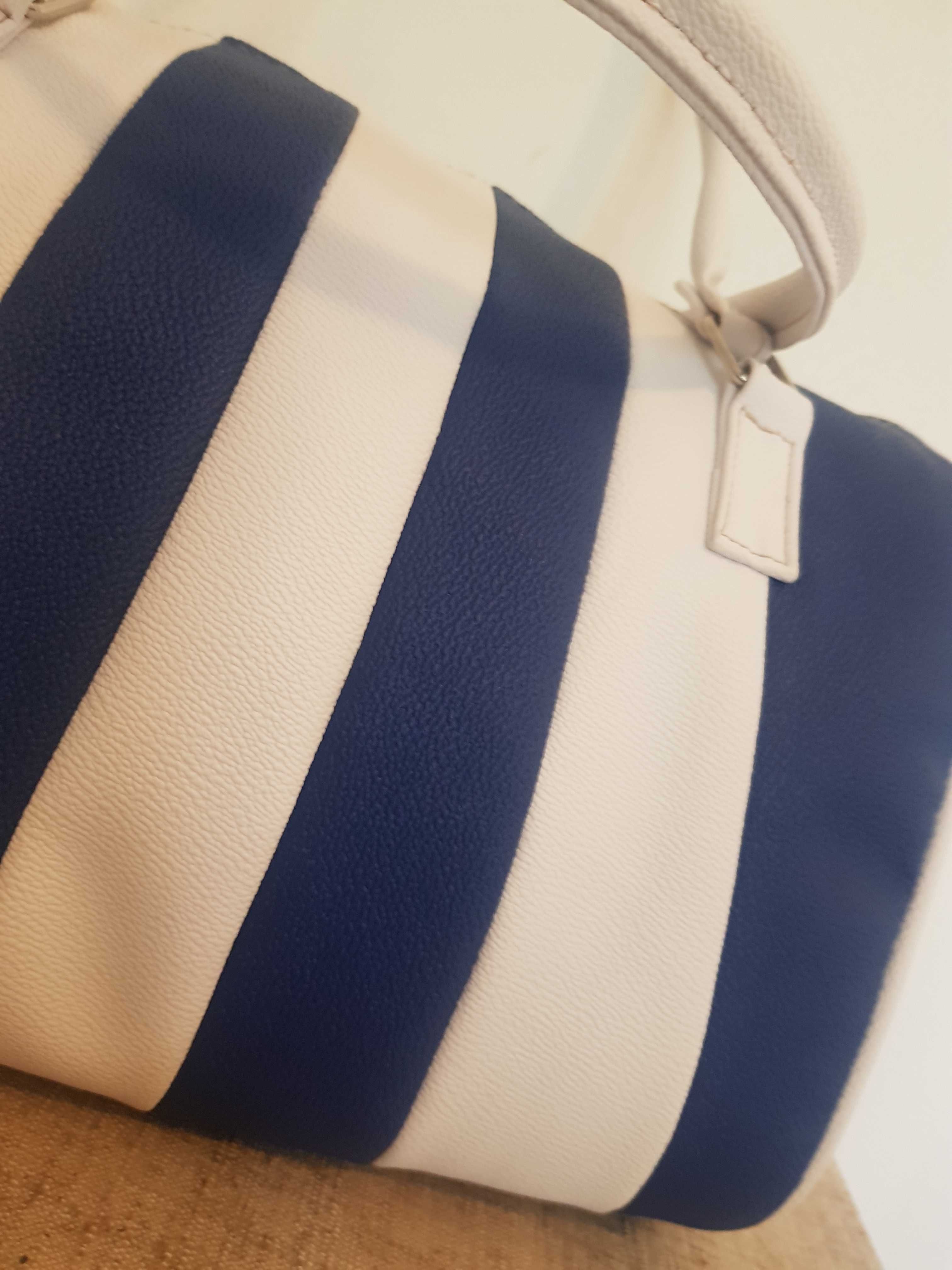 Bolsa ás riscas azul e branca