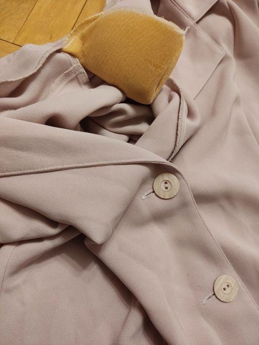 Kremowa beżowa sukienka mini, długi żakiet marynarka narzutka