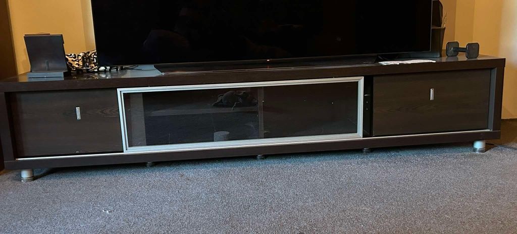Komodę pod telewizor o wymiarach 210×53×43