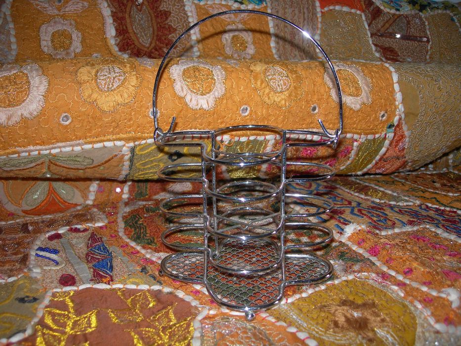 Cesto metálico para lápis e afins.