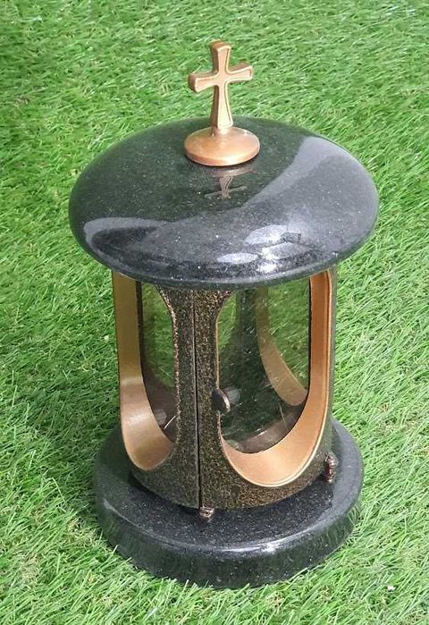 Вази, фотокераміка, лампадки. Все для оформлення пам’ятника в Луцьку