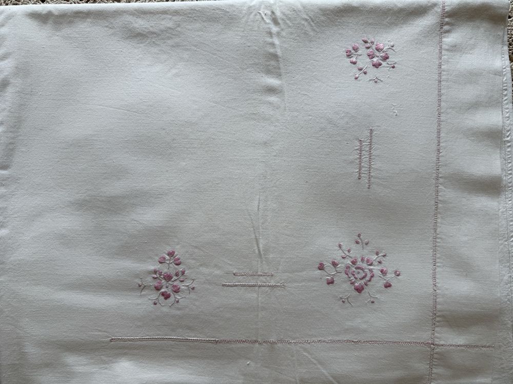 Lençois brancos, de algodão, bordados